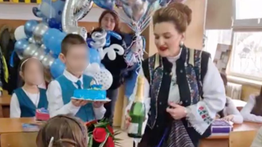 Scandal o şcoală din ţară. Ziua unui elev de 9 ani, sărbătorită în pauza mare cu șampanie, cântăreață de muzică populară, animatori și fotograf