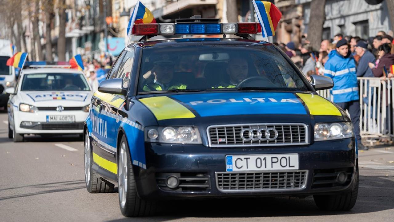 CONSTANȚA. Zeci de polițiști au defilat cu stegulețe tricolore pe autospeciale. GALERIE FOTO