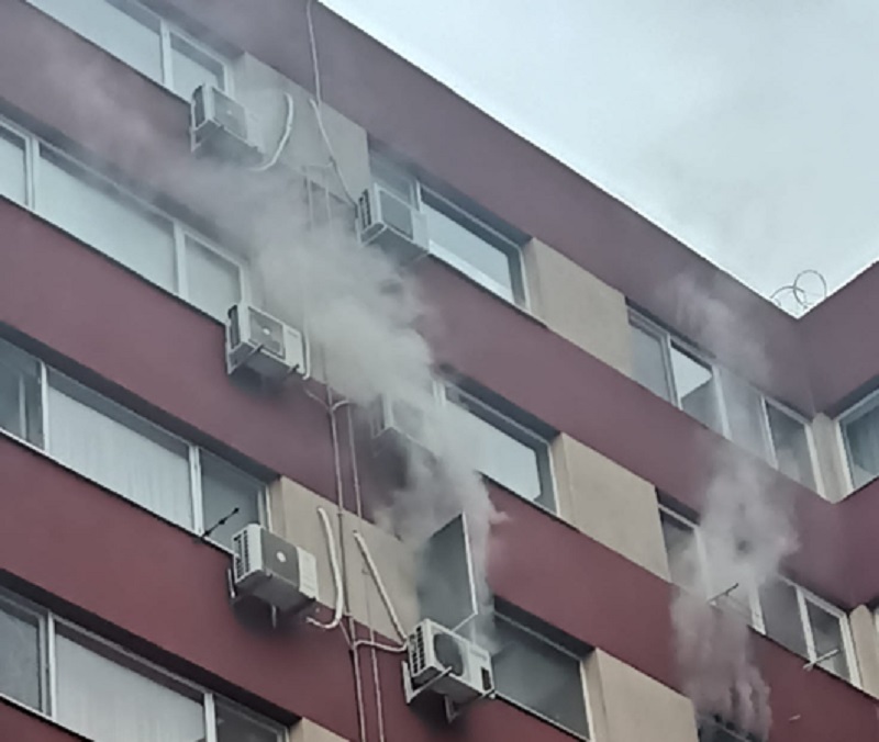 A luat foc un apartament din Constanţa. Pompierii au reuşit să salveze o femeie