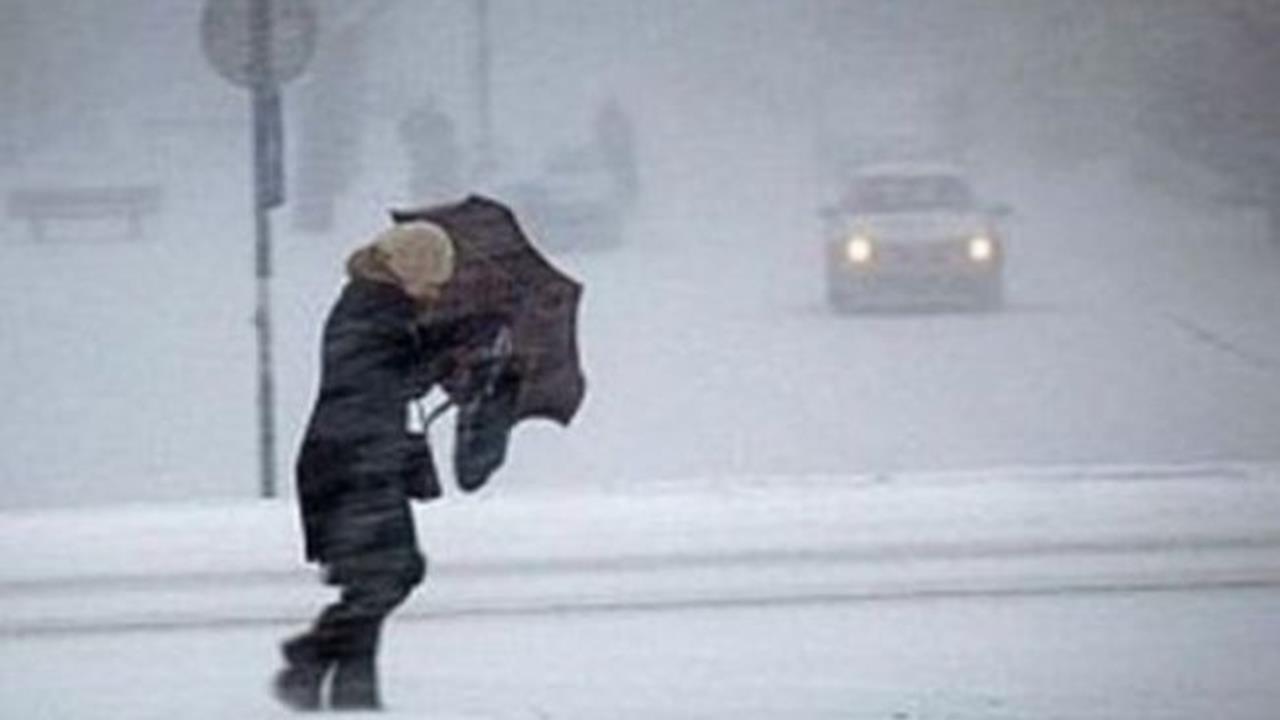 Alertă meteo de vremea rea în toată ţara! Coduri galben și portocaliu de vânt puternic, viscol și ninsori: rafalele vor depăși 140 km/h. HARTĂ