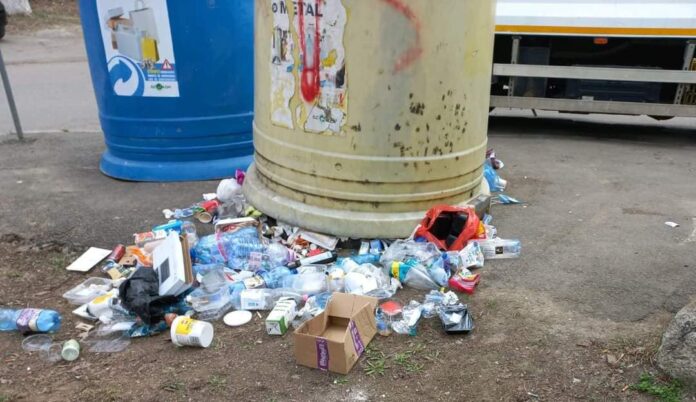 „Valuri” de deșeuri nereciclate pe litoral: Doar 17% din ambalajele de plastic și metal din Constanța ajung la reciclare