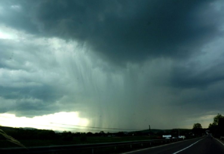 Anunţ de ultimă oră de la meteorologi. COD PORTOCALIU de ploi şi vijelii puternice, CONSTANŢA şi alte 26 de judeţe sunt sub COD GALBEN de furtuni - HARTĂ