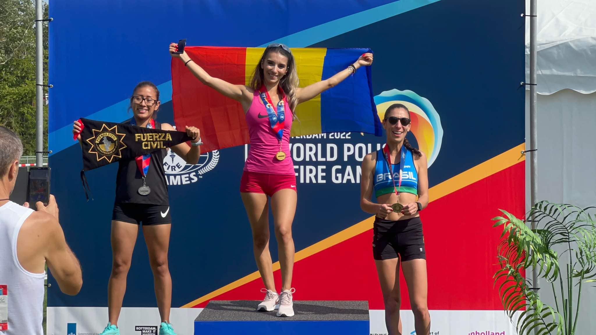 ''Ți se face pielea de găină când ești pe podium''. Denisa, o poliţistă din România, a dominat întrecerile de atletism din Rotterdam - a câştigat trei medalii de aur!