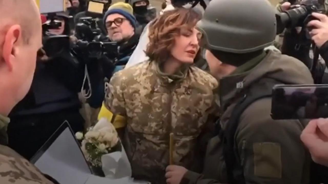 Destine unite în timpul războiului. Lesia și Valeri, doi tineri care s-au înrolat în armata ucraineană, s-au căsătorit pe front, în uniforme militare. VIDEO