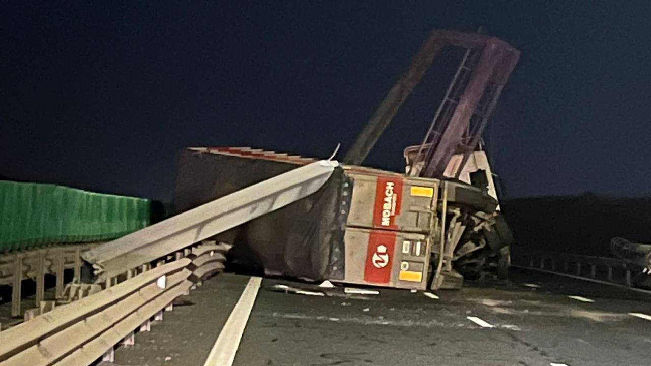 accident-noaptea-trecuta-pe-autostrada-soarelui-un-autocamion-rupt-panoul-electronic-de-informare