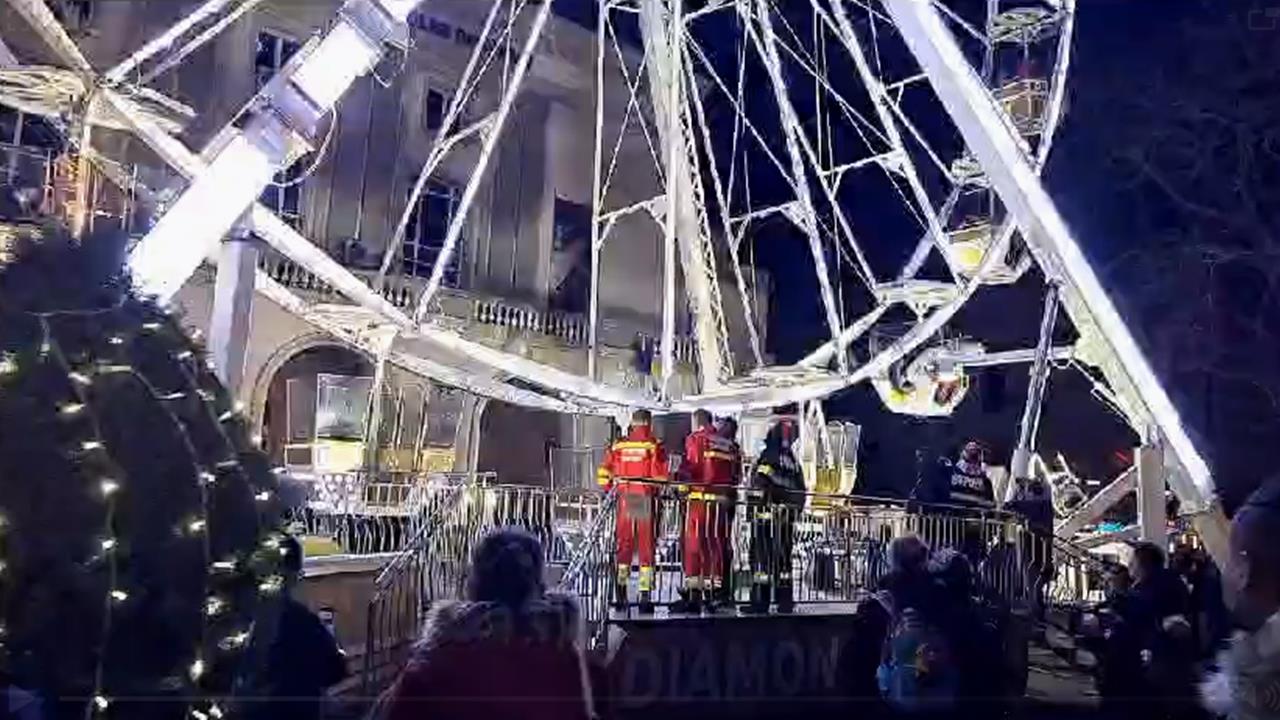 Intervenție de urgență a pompierilor la Târgul de Crăciun din Constanța. Mai multe persoane au rămas blocate în roata panoramică. VIDEO