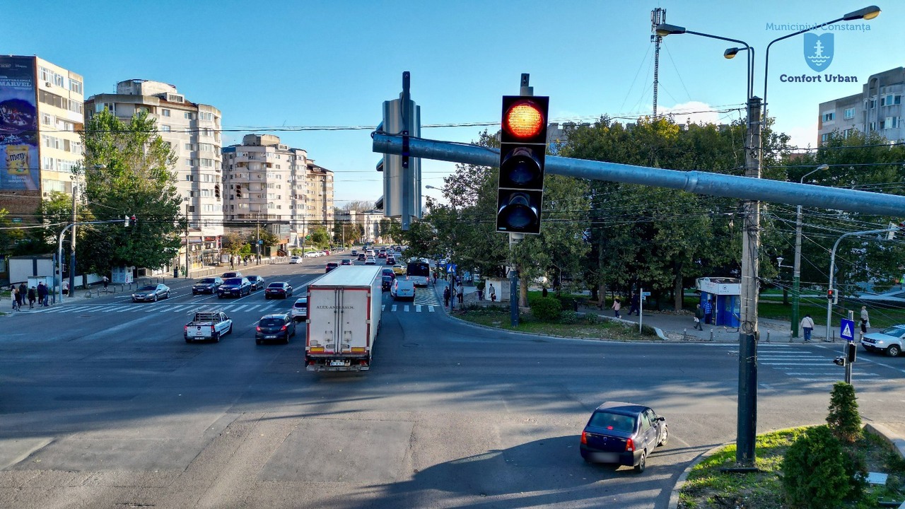 intersectia-bulevardului-tomis-si-strada-soveja-are-un-nou-sistem-de-semaforizare-foto