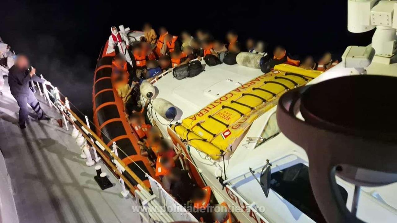 politistii-de-frontiera-romani-au-salvat-147-de-oameni-aflati-la-bordul-unui-iaht-avariat-in-marea-mediterana
