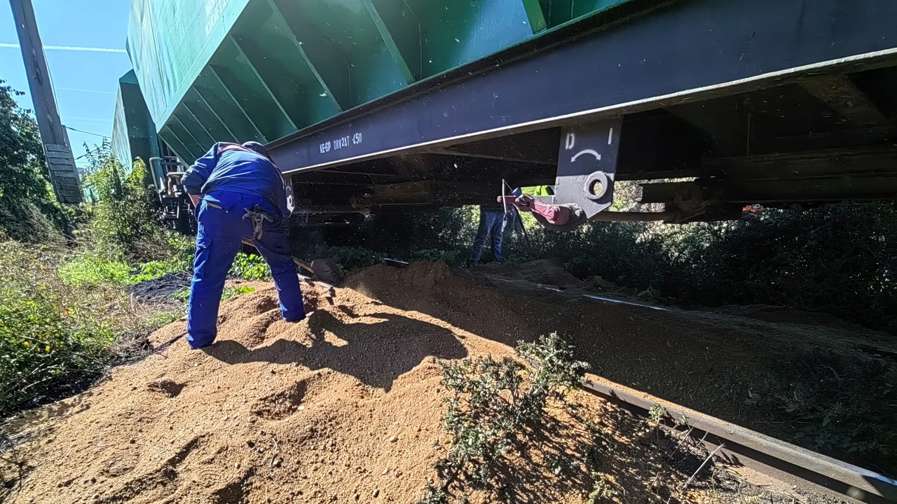 constanta-furt-dintrun-tren-aflat-in-mers-mai-multe-vagoane-au-fost-desprinse-de-tren-iar-o-parte-din-incarcatura-sa-varsat-pe-calea-ferata-foto