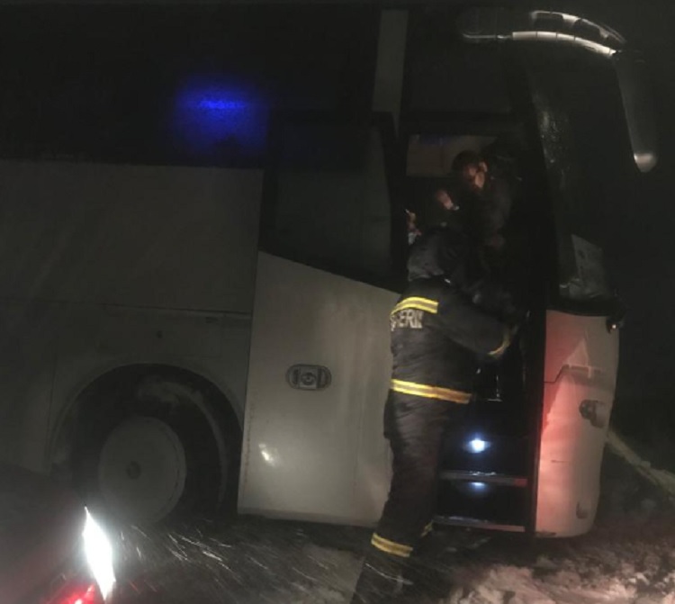 JUDEŢUL TULCEA. Un autocar care transporta aproximativ 30 de cetățeni ucraineni, a ieșit în decor